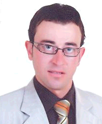 صورة صقر منصور خالد مقابله